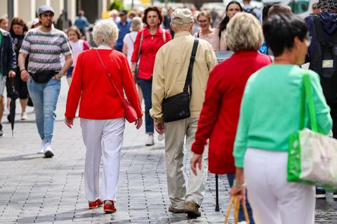 Ältere Menschen in einer Fußgängerzone, die Rente allein ist bei vielen gering