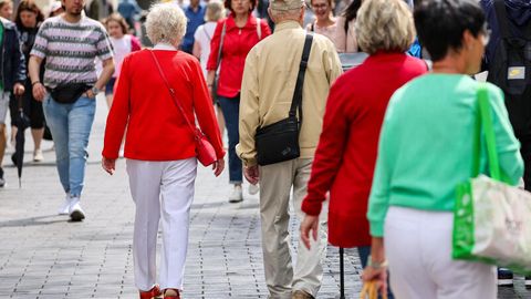 Ältere Menschen in einer Fußgängerzone, die Rente allein ist bei vielen gering