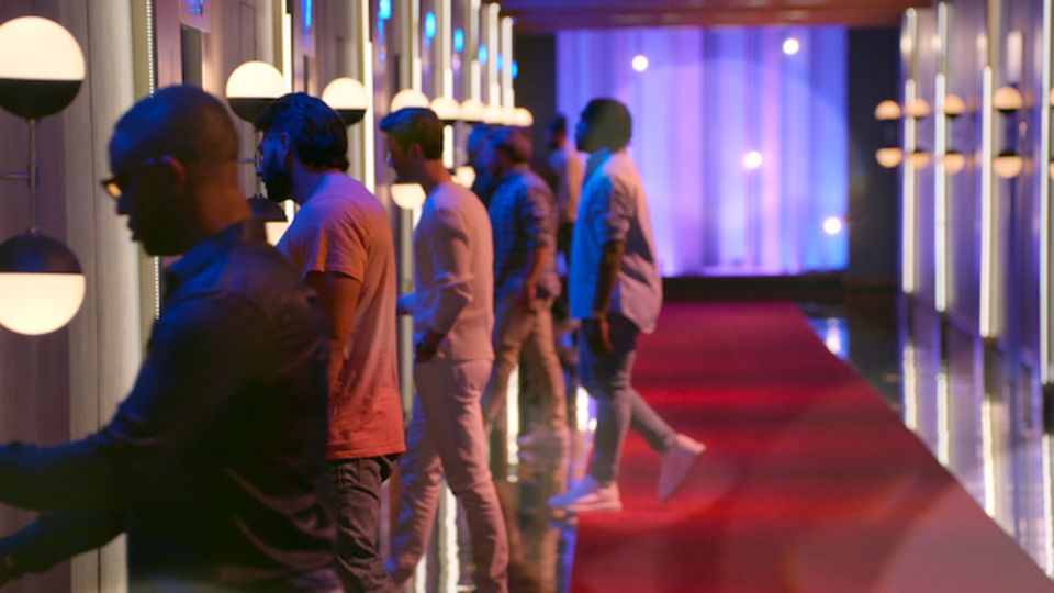 Kandidatinnen und Kandidaten von Love is Blind öffnen die Türen, um die Pods zu betreten