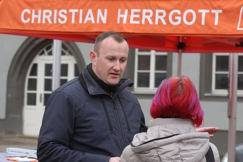Thüringen, Neustadt an der Orla: Christian Herrgott (CDU) steht an einem Wahlkampfstand