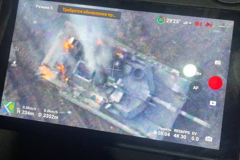 Der Screenshot zeigt die Steuerung eines Drohenpiloten.