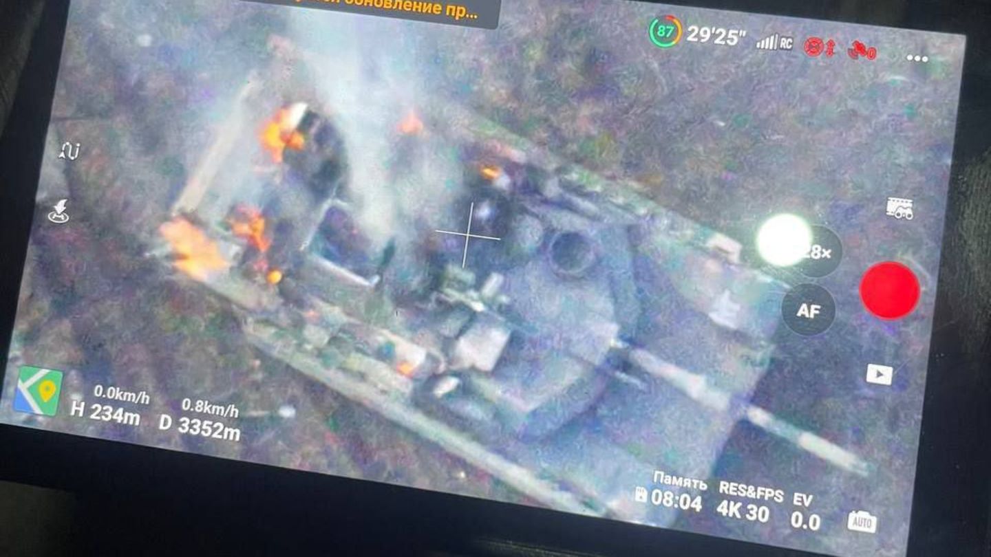 Der Screenshot zeigt die Steuerung eines Drohenpiloten.
