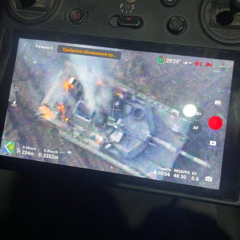 Der Screenshot zeigt die Steuerung eines Drohenpiloten.