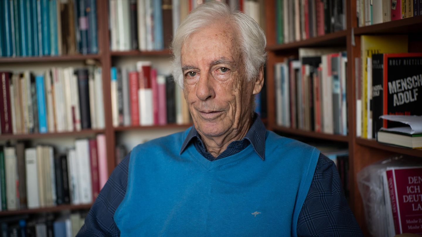 Moshe Zimmermann, 80, in seiner Wohnung nahe Tel Aviv