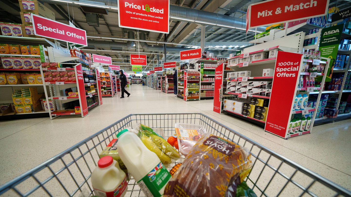 Ein gefüllter Einkaufswagen in einem britischen Supermarkt