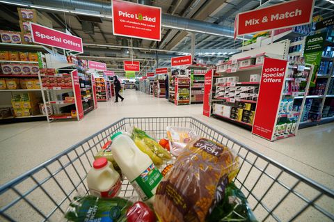 Ein gefüllter Einkaufswagen in einem britischen Supermarkt