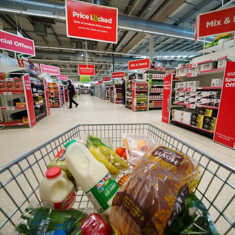 Ein gefüllter Einkaufswagen in einem britischen Supermarkt