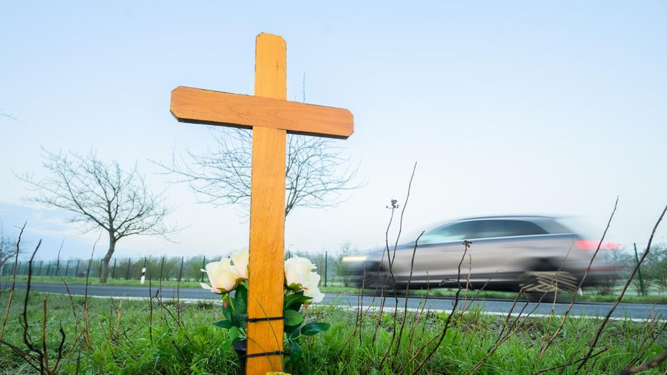 in Kreuz zum Gedenken an ein 21-jähriges Opfer eines Verkehrsunfalls steht an einer Landstraße