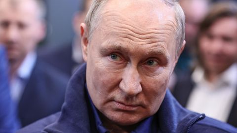 Wladimir Putin schaut mit gesenktem Kopf schräg nach oben.