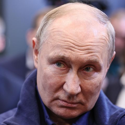 Wladimir Putin schaut mit gesenktem Kopf schräg nach oben.
