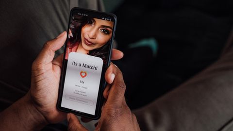 Das Wischen und Matchen bei Tinder und anderen Datingt-Apps löst Glücksgefühle aus – und birgt dadurch Gefahren