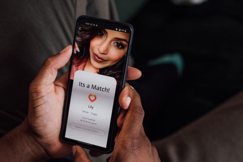 Das Wischen und Matchen bei Tinder und anderen Datingt-Apps löst Glücksgefühle aus – und birgt dadurch Gefahren