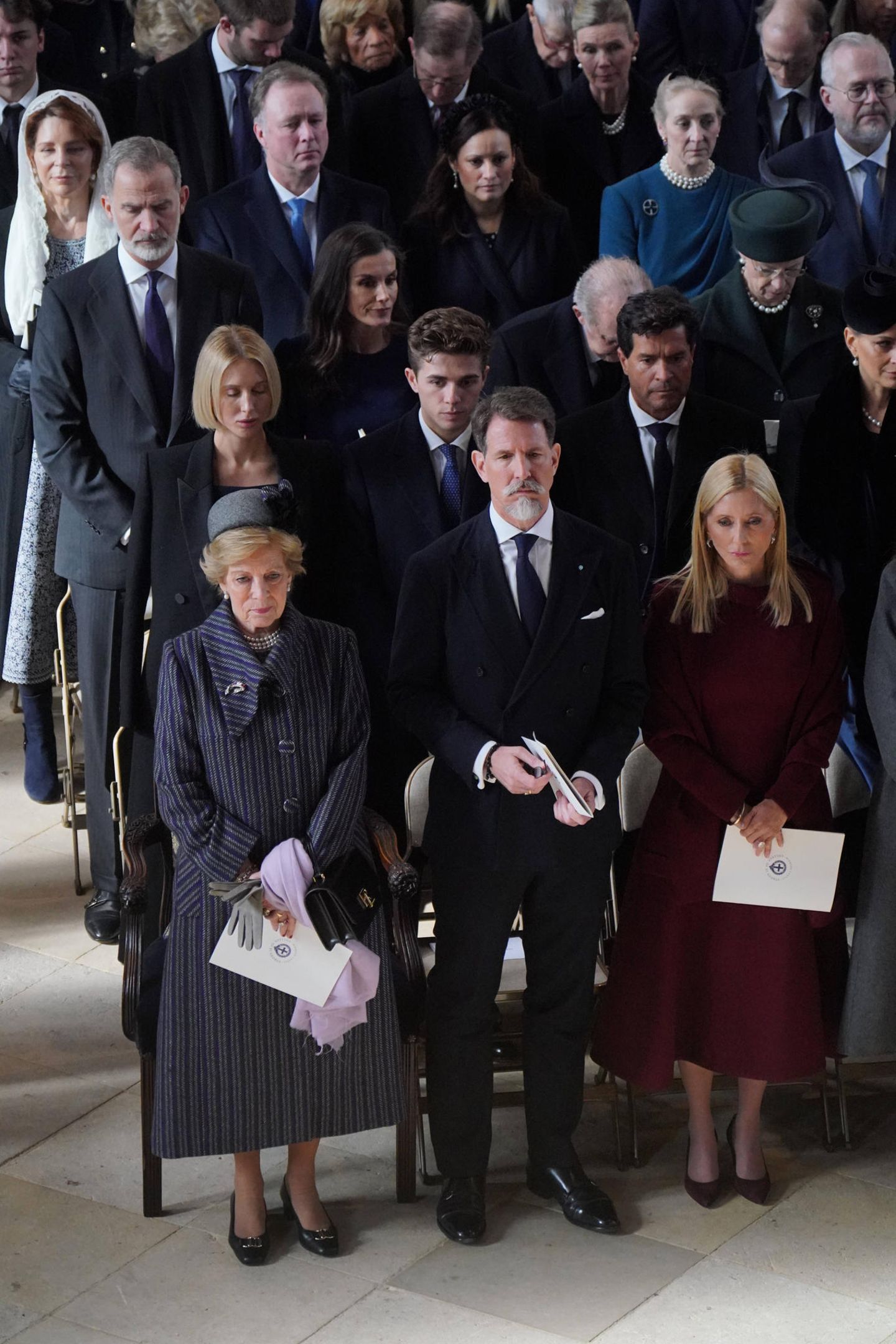 Auf der rechten Seite vom Altar aus gesehen saßen die Gäste: Königin Anne-Marie von Griechenland, Kronprinz Pavlos von Griechenland und Kronprinzessin Marie-Chantal von Griechenland