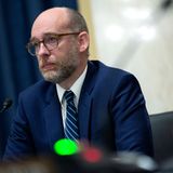 Russel Vought, ein Mann im Anzug vor einem Mikrofon