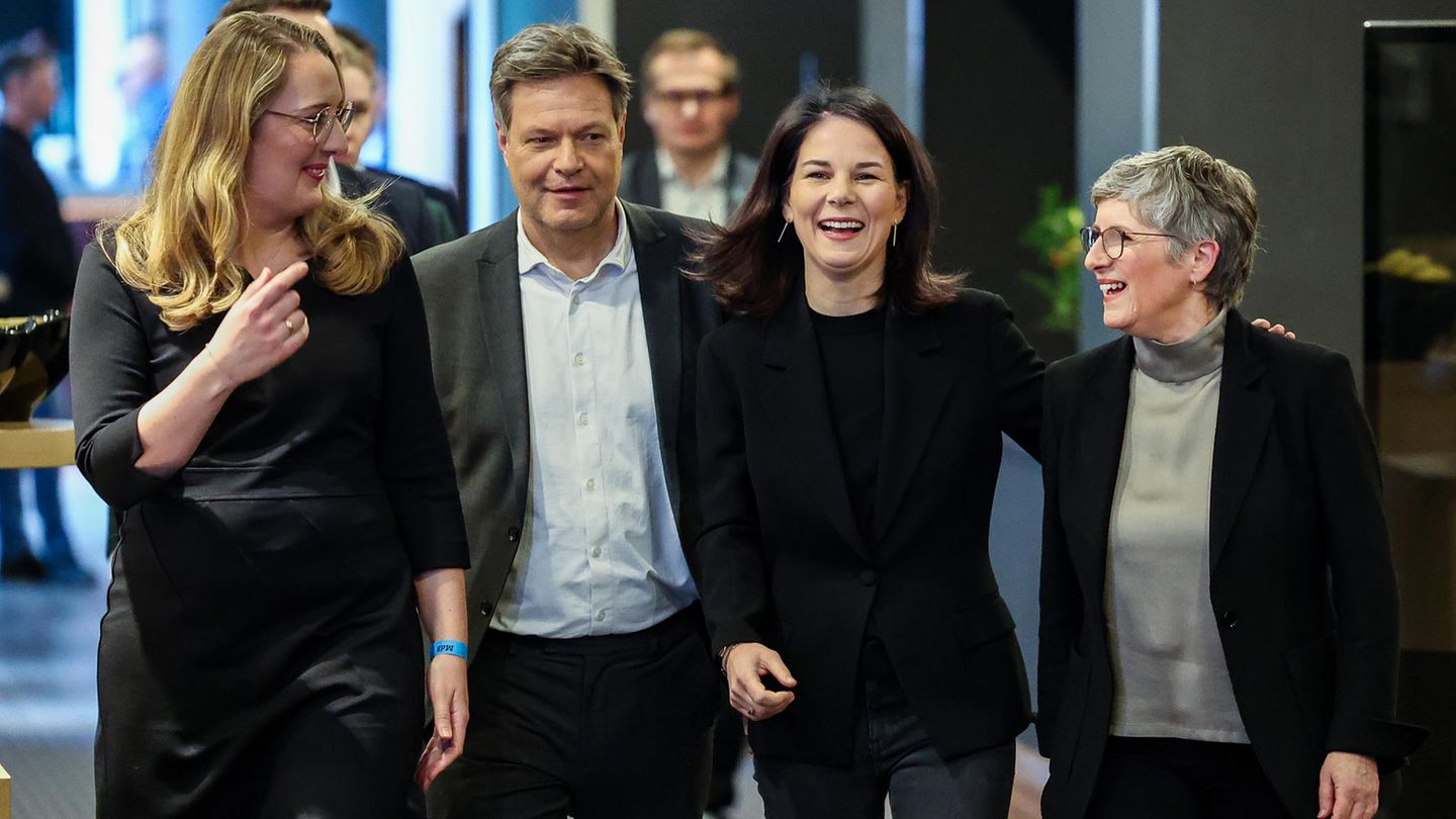 Locker lachende Führungsspitze der Grünen (von links): Katharina Dröge, Robert Habeck, Annalena Baerbock, Britta Haßelmann
