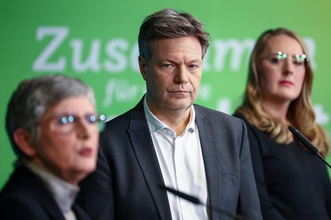 Der grüne Vizekanzler Robert Habeck umrahmt von den beiden grünen Fraktionschefinnen Britta Haßelmann und Katharina Dröge
