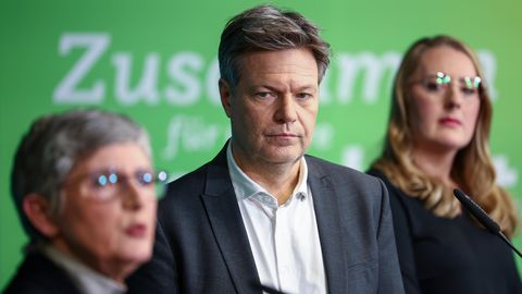 Der grüne Vizekanzler Robert Habeck umrahmt von den beiden grünen Fraktionschefinnen Britta Haßelmann und Katharina Dröge