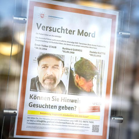 Ein Fahndungsplakat hängt am Amtsgericht Verden: Die Suche nach Staub und Garweg dauert an