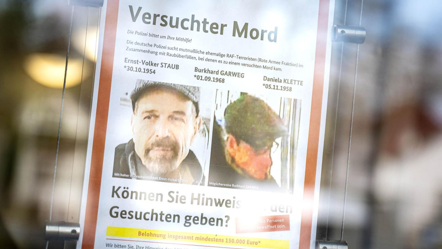 Ein Fahndungsplakat hängt am Amtsgericht Verden: Die Suche nach Staub und Garweg dauert an