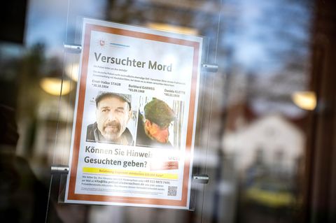 Ein Fahndungsplakat hängt am Amtsgericht Verden: Die Suche nach Staub und Garweg dauert an