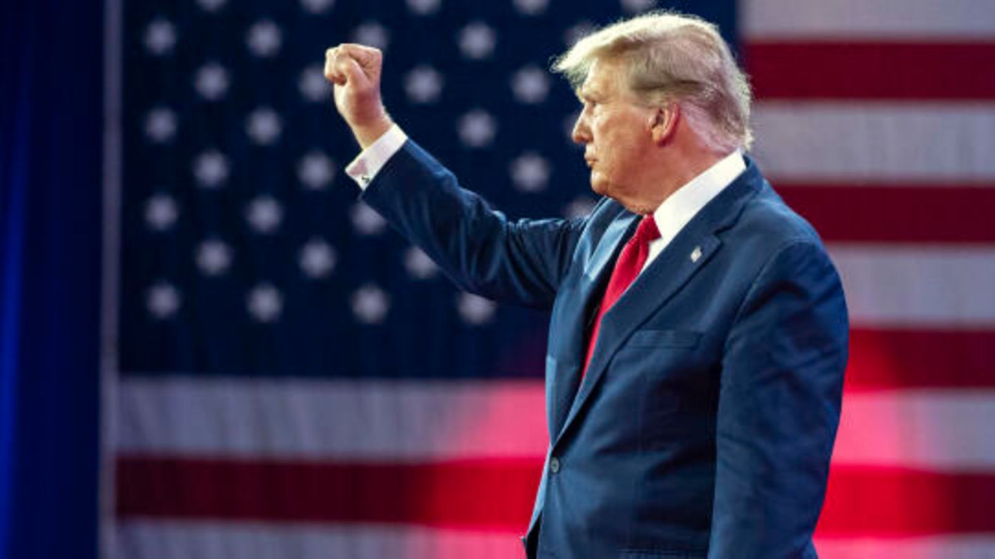 Donald Trump zeigt seine Faust, als er die Veranstaltung nach einer Rede verlässt