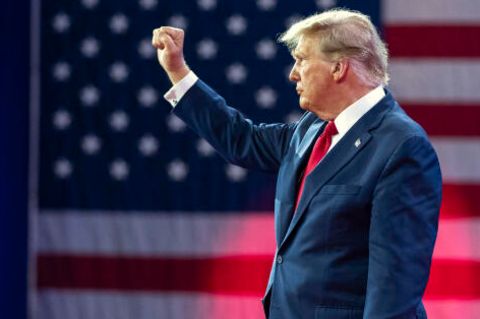 Donald Trump zeigt seine Faust, als er die Veranstaltung nach einer Rede verlässt