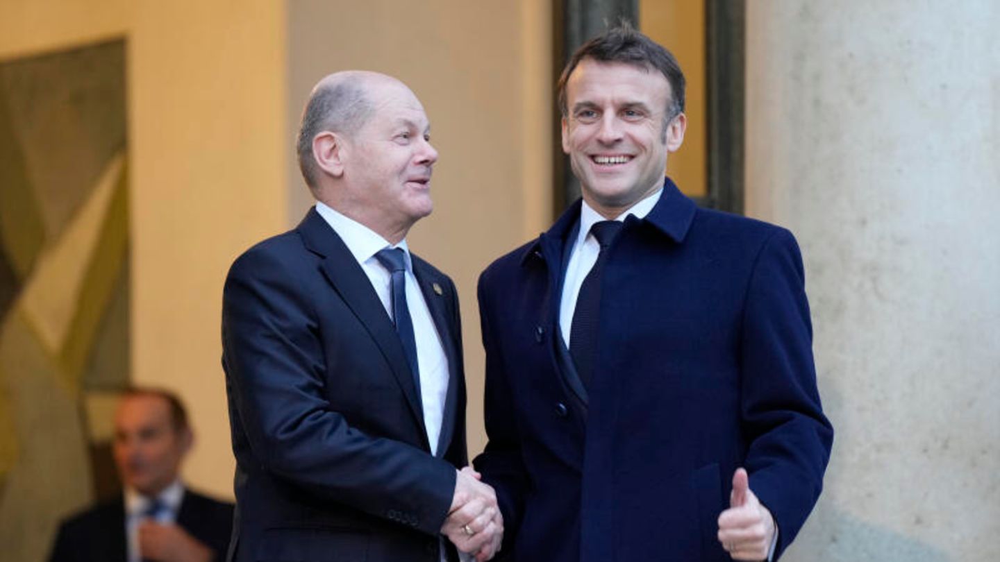 Emmanuel Macron begrüßt Olaf Scholz im Pariser Elysee-Palast