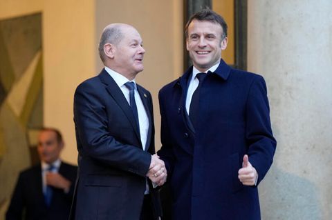 Emmanuel Macron begrüßt Olaf Scholz im Pariser Elysee-Palast