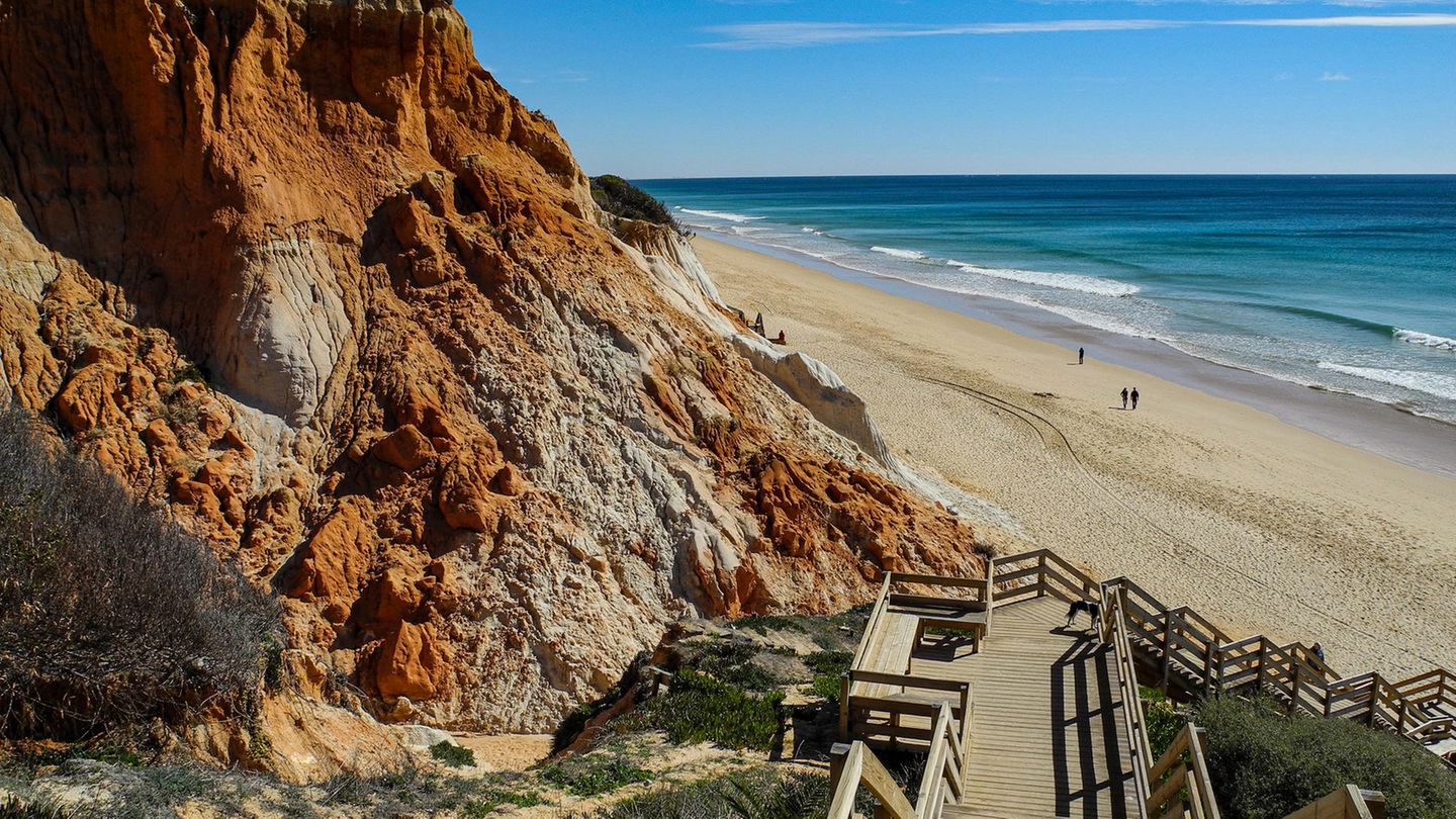 Platz 1: Falésia Beach, Portugal Sechs Kilometer lang und eingerahmt von beeindruckenden Steilklippen, die für die Algarve typisch sind. Der Falésia Beach liegt in der Mitte der berühmten Küstenlinie im Süden Portugals und überzeugt die User vor allem durch die gute Erreichbarkeit, Sauberkeit und natürlich die traumhafte Aussicht.