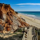Sechs Kilometer lang und eingerahmt von beeindruckenden Steilklippen, die für die Algarve typisch sind. Der Falésia Beach liegt in der Mitte der berühmten Küstenlinie im Süden Portugals und überzeugt die User vor allem durch die gute Erreichbarkeit, Sauberkeit und natürlich die traumhafte Aussicht. 