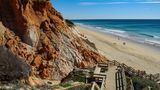 Sechs Kilometer lang und eingerahmt von beeindruckenden Steilklippen, die für die Algarve typisch sind. Der Falésia Beach liegt in der Mitte der berühmten Küstenlinie im Süden Portugals und überzeugt die User vor allem durch die gute Erreichbarkeit, Sauberkeit und natürlich die traumhafte Aussicht. 