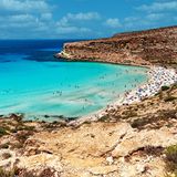Auf der italienischen Insel Lampedusa findet man gleich mehrere Traumstrände mit türkisblauem Wasser. Der beliebteste von ihnen ist der Spiaggia dei conigli – auch als Kaninchenstrand bekannt. Aber die dort lebenden kleinen Häschen sind nicht das einzige, was Besucher begeistert – vor allem ist es wohl der weiße Sandstrand und das glasklare Wasser.