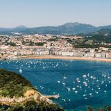 Familien besuchen besonders gerne den Badestrand im spanischen Küstenort San Sebastian. Der La Concha bietet viel Platz zum Entspannen und Surfen und dabei eine zauberhafte Kulisse aus Meer und grün bewachsenen Hügeln.