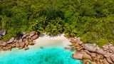 Ein Traumstrand mitten im Dschungel, das ist der Anse Lazio auf den Seychellen. Der Strand gilt als perfekter Ausgangspunkt für Schnorcheltouren und als beliebtes Ausflugsziel für Badeurlauber. 