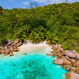 Ein Traumstrand mitten im Dschungel, das ist der Anse Lazio auf den Seychellen. Der Strand gilt als perfekter Ausgangspunkt für Schnorcheltouren und als beliebtes Ausflugsziel für Badeurlauber. 