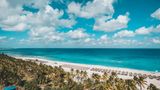 Vor allem zum Sonnenuntergang lohnt sich ein Besuch des Varadero Beachs in Kuba.  Dann sitzen teilweise hunderte Menschen auf dem goldgelben Sandstrand und schauen der Sonne zu, wie sie in den grellsten Rottönen den Tag zur Nacht macht. Aber auch zum (Sonnen)baden ist der kilometerlange Strand besonders beliebt. 