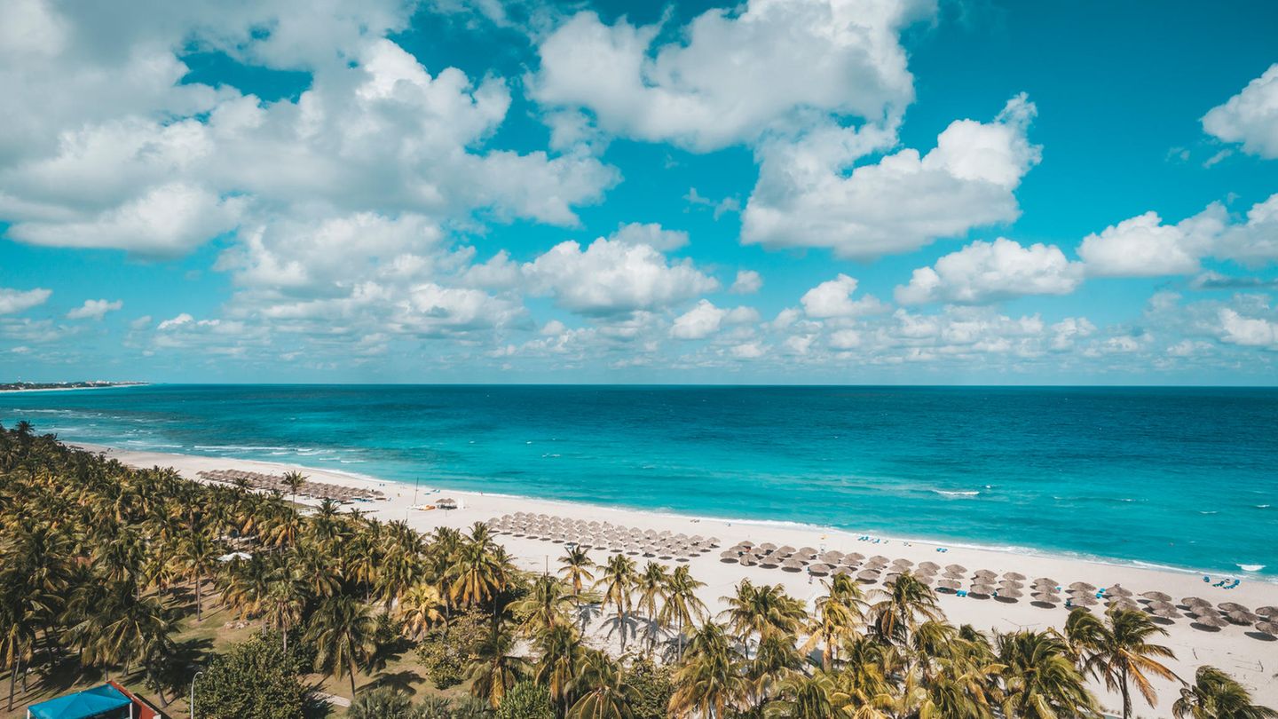 Vor allem zum Sonnenuntergang lohnt sich ein Besuch des Varadero Beachs in Kuba.  Dann sitzen teilweise hunderte Menschen auf dem goldgelben Sandstrand und schauen der Sonne zu, wie sie in den grellsten Rottönen den Tag zur Nacht macht. Aber auch zum (Sonnen)baden ist der kilometerlange Strand besonders beliebt. 