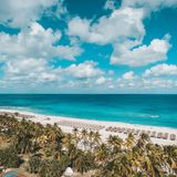 Vor allem zum Sonnenuntergang lohnt sich ein Besuch des Varadero Beachs in Kuba.  Dann sitzen teilweise hunderte Menschen auf dem goldgelben Sandstrand und schauen der Sonne zu, wie sie in den grellsten Rottönen den Tag zur Nacht macht. Aber auch zum (Sonnen)baden ist der kilometerlange Strand besonders beliebt. 
