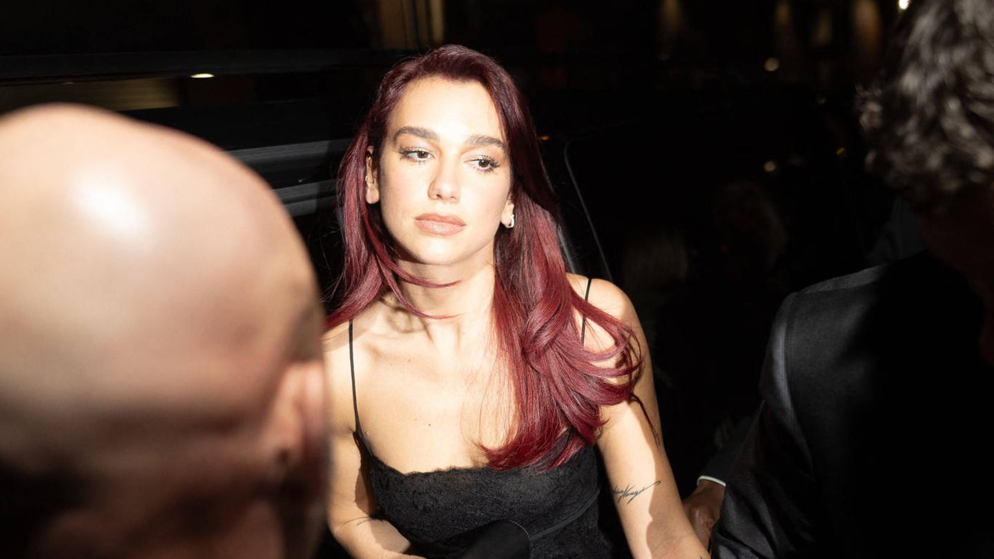 Dua Lipa auf dem Weg aus ihrem Auto zu einer Abendveranstaltung.
