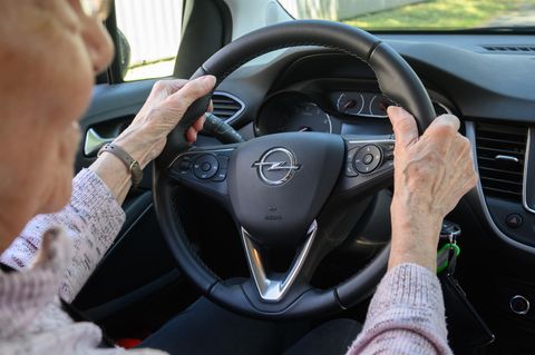 EU-Abstimmung Führerschein: Eine ältere Dame fährt ein Auto