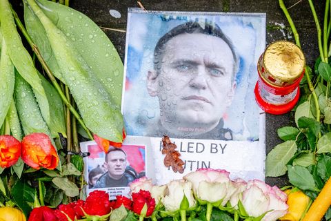 Kerzen, Blumen und Bilder zum Gedenken an Alexy Nawalny vor der russischen Botschaft in Den Haag