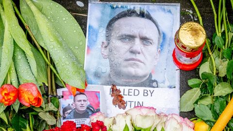 Kerzen, Blumen und Bilder zum Gedenken an Alexy Nawalny vor der russischen Botschaft in Den Haag