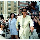 Zu damaliger Zeit nicht direkt ersichtlich, hatte jedoch auch Lewinsky mit einschneidenden Folgen zu kämpfen. Sie wurde öffentlich als "Schlampe" tituliert, angefeindet und beleidigt – Dinge, die in heutigen Zeiten der MeToo-Bewegung undenkbar sind. Der damals 24-Jährigen ging es immer schlechter, sie entwickelte eine Depression, spielte immer häufiger mit dem Gedanken, sich das Leben zu nehmen. "Ich wurde nicht als Mensch mit Ge­fühlen wahrgenommen", erzählt sie heute. Auch für ihre Familie war die Zeit die Hölle: "Meine Eltern hatten Angst, dass ich zu Tode gedemütigt werde – im wahrsten Sinne des Wortes", berichtet sie. Jeden Abend habe ihre Mutter an ihrem Bett gesessen, bis sie eingeschlafen sei. Außerdem ließ sie sie nur noch mit offener Badezimmertür duschen, aus Sorge, ihre Tochter würde sich das Leben nehmen. 