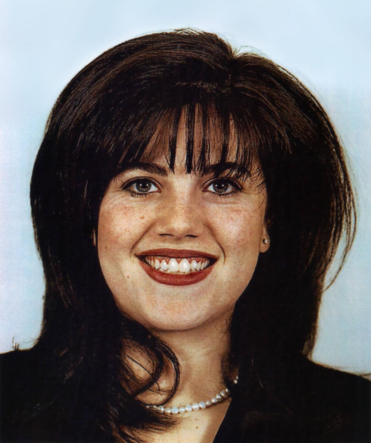 Geboren wird Lewinsky am 23. Juli 1973 in San Francisco. Hier wächst sie bis zu ihrem College-Abschluss wohl behütet in einer Arztfamilie auf. Nach Beendigung des Colleges erfüllt sie sich ihren Traum und beginnt ein Psychologiestudium, bevor sie sich 1995 erfolgreich auf eine unbezahlte Praktikumstelle im Weißen Haus sowie im Verteidigungsministerium bewirbt.