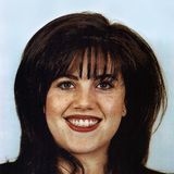 Geboren wird Lewinsky am 23. Juli 1973 in San Francisco. Hier wächst sie bis zu ihrem College-Abschluss wohl behütet in einer Arztfamilie auf. Nach Beendigung des Colleges erfüllt sie sich ihren Traum und beginnt ein Psychologiestudium, bevor sie sich 1995 erfolgreich auf eine unbezahlte Praktikumstelle im Weißen Haus sowie im Verteidigungsministerium bewirbt.