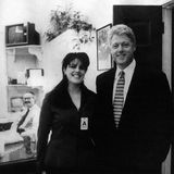 Aus heutigen Dokumentationen und Berichten rund um den Skandal weiß man, dass sie hier zunächst im Büro des Stabschefs Leon Panetta beschäftigt war. Eine ihrer Aufgaben war es, die Post in das Vorzimmer des Oval Office, dem Büro des Präsidenten, zu bringen. Hier lernte sie Bill Clinton kennen, genau wie Linda Tripp, eine neue vermeintliche Freundin, die sich hinterher als größte Feindin herausstellte. Denn Tripp war es, die zahlreiche gemeinsame Gespräche mit Lewinsky über ihre sexuelle Beziehung zu Clinton aufnahm und hinter an die Justiz übergab. Erst so nahm der Skandal seinen Lauf. 