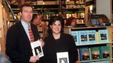 Erstmals öffentlich macht Lewinsky ihre Sichtweise auf die Dinge Anfang 1999 mit dem Buch "Monica Lewinsky. Ihre wahre Geschichte". Geschrieben wurde es von dem US-amerikanischen Starautor Andrew Morton, der mit Lewinsky dafür zusammenarbeitete.
