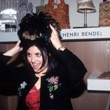 Doch auch wenn im Buch klar geschildert wird, wie belastend die Situation auch für Lewinsky war, nimmt der Hass kein Ende. Im Jahr 2000 versucht sich Lewinsky am Design und der Vermarktung selbst entworfener Handtaschen, wird in der Öffentlichkeit aber so stark dafür heruntergemacht, dass sie ihr Vorhaben nur wenig später wieder über Bord wirft. Ihr wird vorgeworfen, sich als Verführerin absichtlich ins Weiße Haus eingeschleust zu haben, um Profit aus ihrer Geschichte zu schlagen. Hinterher erzählt sie, dass sie zu dieser Zeit einfach händeringend versucht habe, an Geld zu kommen, um die horrenden Anwaltsrechnungen zu begleichen.   