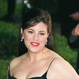 Motiviert von den Entwicklungen und dem vermehrt öffentlichen Zuspruch beginnt die damals 46-Jährige, ihre Sichtweise auf Monicagate als dritte Staffel der True-Crime-Serie "Impeachment: American Crime Story" zu verfilmen. "Ich wollte meine Geschichte erzählen und sie nicht länger von anderen deuten lassen", reflektiert sie. Dabei agiert sie als Produzentin, ihre Rolle wird von Schauspielerin Beanie Feldstein verkörpert. In der Dokumentation lässt sie auch mehr Details hinsichtlich ihrer damaligen Gefühlswelt durchsickern. Sie habe an eine echte Beziehung mit Clinton geglaubt, als sie stundenlang mit ihm telefoniert und er ihr kleine Geschenke mitgebracht habe. Heute würde sie über diese Naivität den Kopf schütteln, vor allem aber über den "groben Machtmissbrauch", den Clinton ausgeübt hat. 