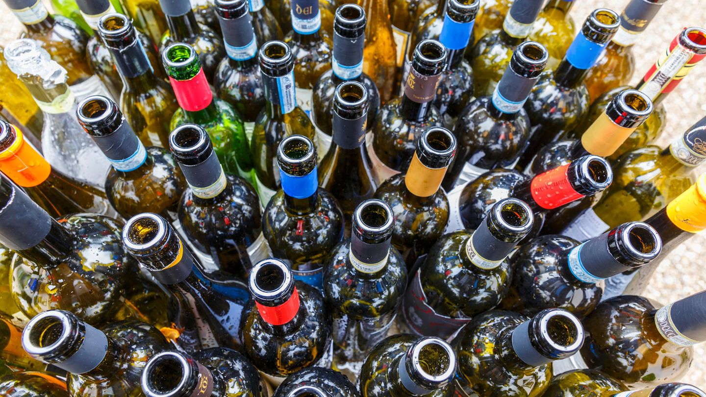Foto leerer Wein- und Bierflaschen